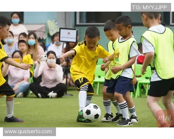 足球明星与女儿共度亲子时光打球视频展现温馨互动与运动乐趣